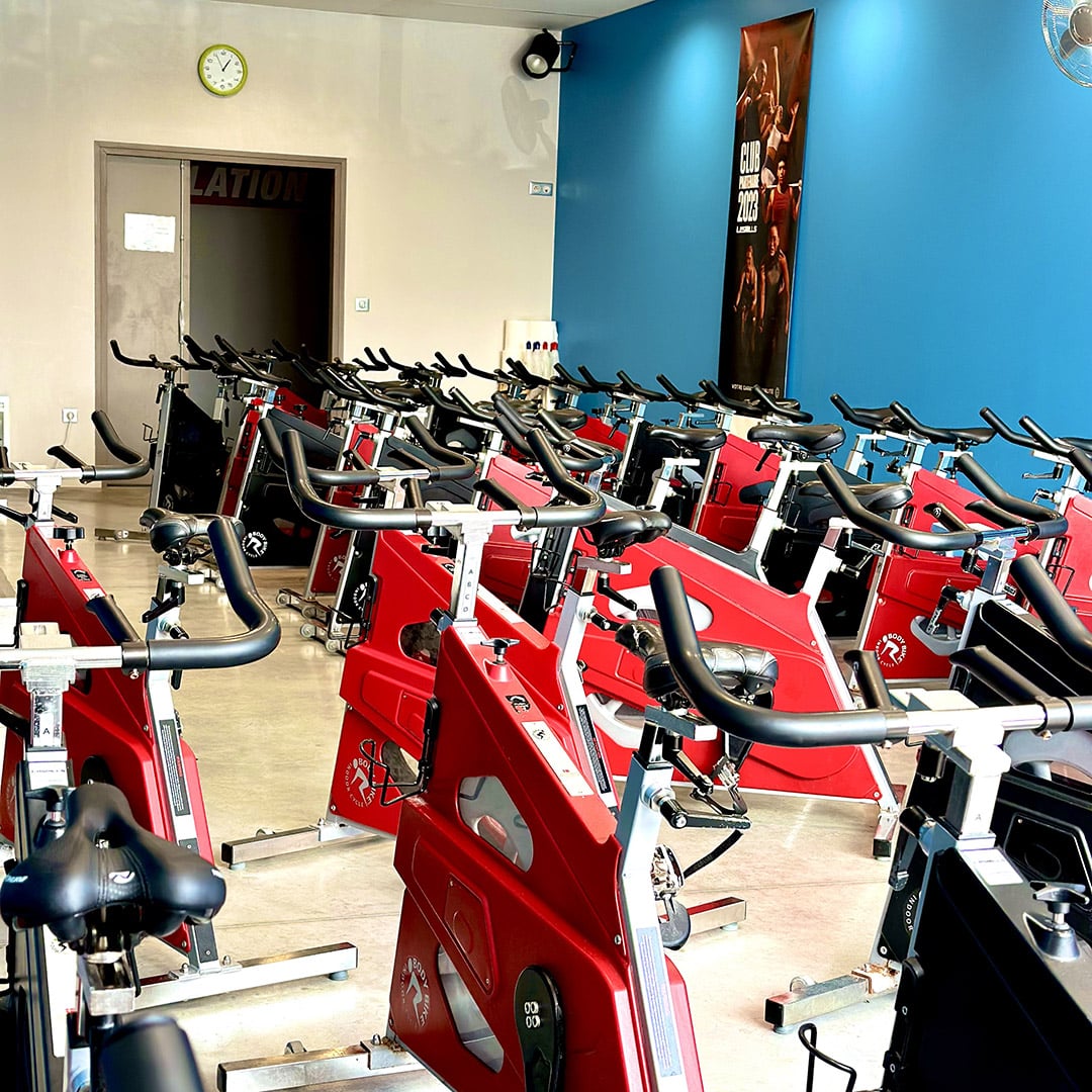 Salle de sport et musculation à Caen avec studio Bike